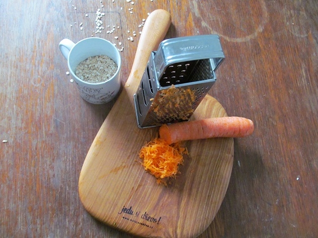 Vaříme pro kočky: recept na hovězí mrkvánky - Nastrouháme mrkev
