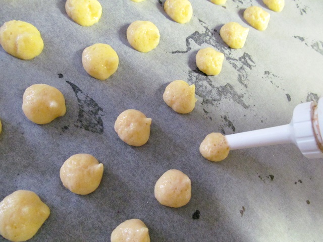 Vaříme pro kočky: recept na piškoty pro kočky - Na plech stříkáme piškotky
