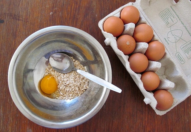 Vaříme pro kočky: recept na rybí palce - nachystáme si žloutek a vločky