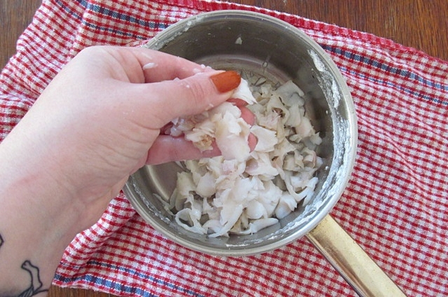 Vaříme pro kočky: recept na rybí palce - rozdrobíme rybu