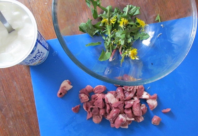 Vaříme pro kočky: recept na pampeliškový salát - srdíčka nakrájíme