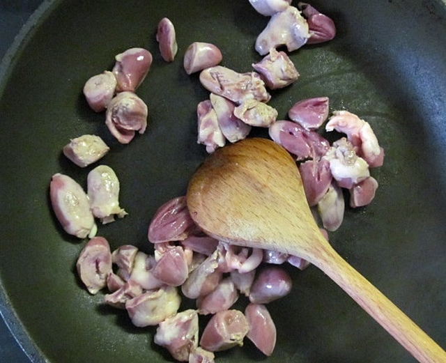 Vaříme pro kočky: recept na pampeliškový salát - zprudka osmahneme