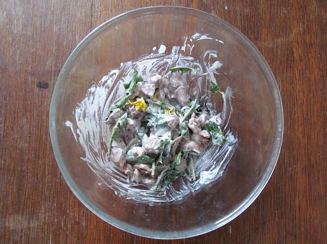 Vaříme pro kočky: recept na pampeliškový salát - všechno smícháme
