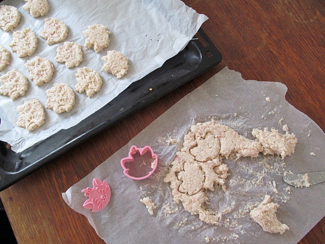 Vaříme pro kočky: recept na kuřecí sušenky - vykrajujeme tvary
