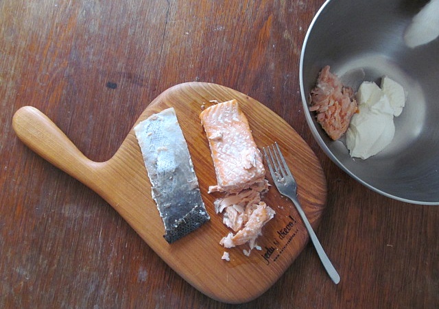 Vaříme pro kočky: recept na lososovou pěnu - Upečeného lososa obereme